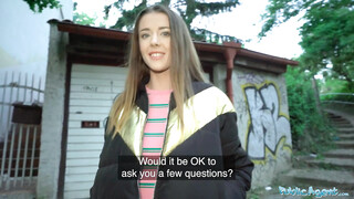 Sybil egy kicsike pénzért bárkivel kúr