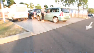 Fiatal anyuci a parkolóban kúr