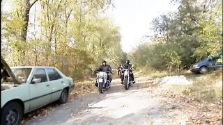 Világos Szőke pinát basznak meg a motoros pasik