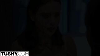 Lana Rhoades seggét egy barna csávó bassza