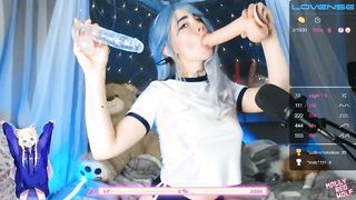 Tini kiscsaj két dongot szop
