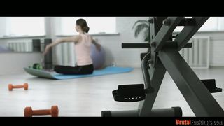 Jogázó tini spinét dug hátsó bejáratba az edő