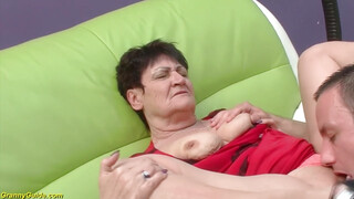 Vén érett nő és a fiatal hapsi