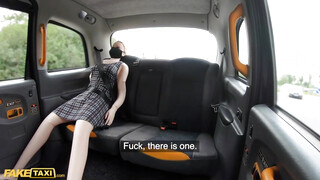 Fake Taxi - Tetovált seggű bige lovagol