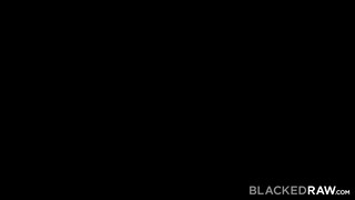 BlackedRaw - Oxana Chic fiatal picsa rábukik a faszra