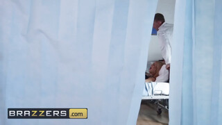 Brazzers - Bonnie Rotten análjában az óriás fütykös