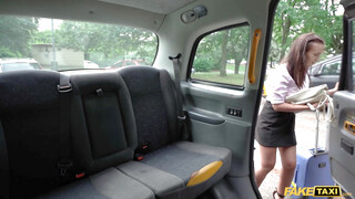 Fake Taxi  - Hatalmas didkós fiatal hölgyemény meghágva