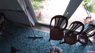 Tetovált orosz tini hölgyemény a medencénél szexel