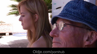 Oldje - cuki tini élvezettel cumizza ki a gecit az öregből