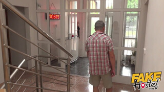 Fake Hostel - Fiatal turista csajszi punciba rakva