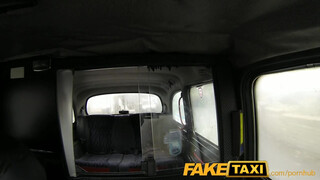 FakeTaxi - kitetovált picsa megrakva a hátsó ülésen