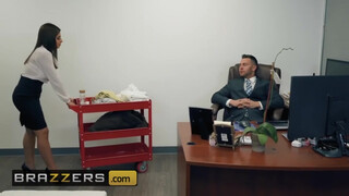 Brazzers - Ella Knox az óriás kannás spanyol bige