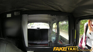 FakeTaxi szexy vörös lány extra kannákkal
