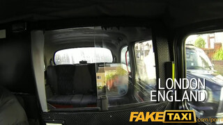 FakeTaxi világos szőke picsát nem nagyon zavarja az idősebb himbilimbi