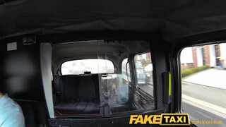 FakeTaxi bombázó lány engedi hátsó bejáratba is