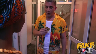 Fake Hostel afrikai nőci és egy spanyol pina közösen