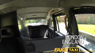 FakeTaxi amerikai félvér nőci szexelni akar