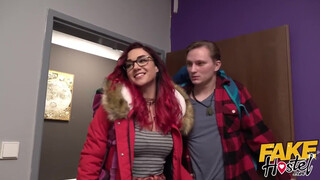 Fiatal bige kikezd a szobatársával - Fake Hostel