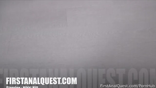 Nikki Hill hatalmas feneke megdöngetve - First Anal Quest