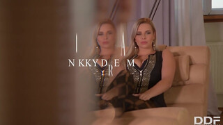 Nikky Dream szexy ruhában maszturbál