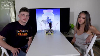 Tini pici didkós csajszi és a tetovált hapsi - Hot Guys Fuck