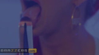 Brazzers - Phoenix Marie méretes feneke megdolgozva