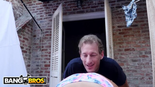 BANGBROS - Az isteni August Ames a szabadban dug