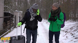 Hatalmas csöcsű tini lány és a turista srácok - Fake Hostel