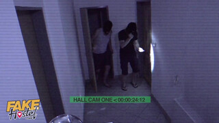 Tini kis csajt kúrnak a rabló srácok - Fake Hostel