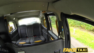 Fake Taxi - Hatalmas mellű milf megkúrva a hátsó ülésen