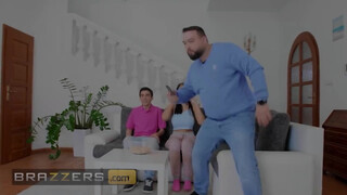 Brazzers - Jennifer Mendez tini krapek pöcsén lovagol