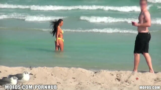 Mofos - amatőr bikinis spiné a partról
