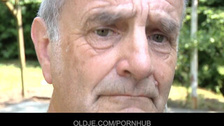 Oldje - az vén motoros és a tini csajszi