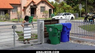 Nadia White fiatal pasival közösül - Anal mom