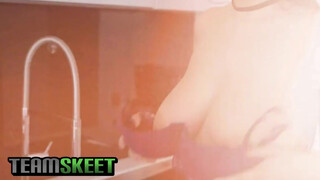 TeamSkeet - bögyös debella hölgyemény és a pici faszi esete