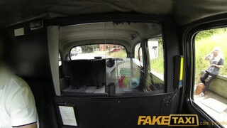 Faketaxi - szőrös pinájú milf lány kúrel egyet