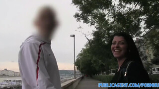 PublicAgent - Vivien Bell a bombázó kreol spiné