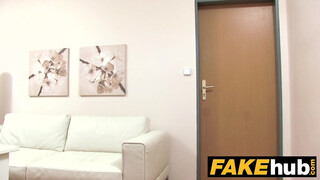 Fake Agent - elálló fülű vörös kisasszony
