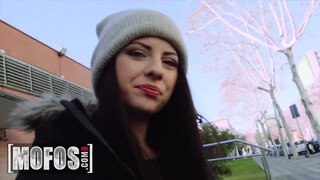 MOFOS – Rebecca Volpetti méretes farokkal megkúrva