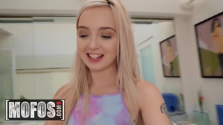 MOFOS - Lexi Lore keményen popsiba dugva