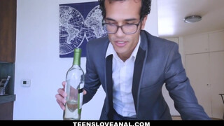 Teens Love anal - fullos csajszi felkínálja a picsáját
