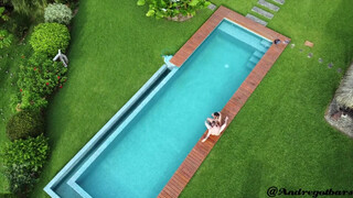 Sukisukigirl - Amatőr pár a medence mellett dug
