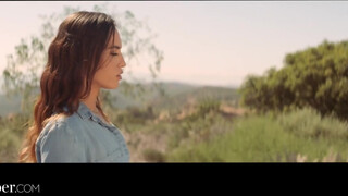 Deeper - raszta hajú stoppos kiscsaj