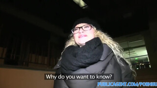 PublicAgent - Izgató szemüveges szöszi
