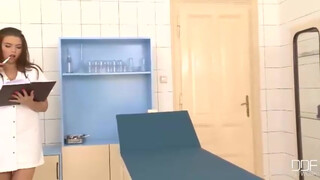 Csöcsös nővérke análba tolva