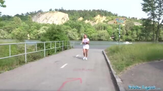 Public Agent - Méretes keblű formás seggű kisasszony