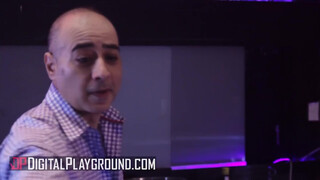 Digitalplaygournd - Aidra Fox a felizgult fiatal csajszi