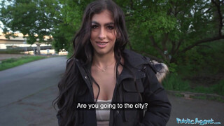 Public Agent - Alicia Trece a fogszabályzós latin amerikai lány