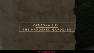 Karups - Vanessa Hell a kicsike tőgyes milf