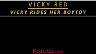 Vicky Red fiatal manussal dug